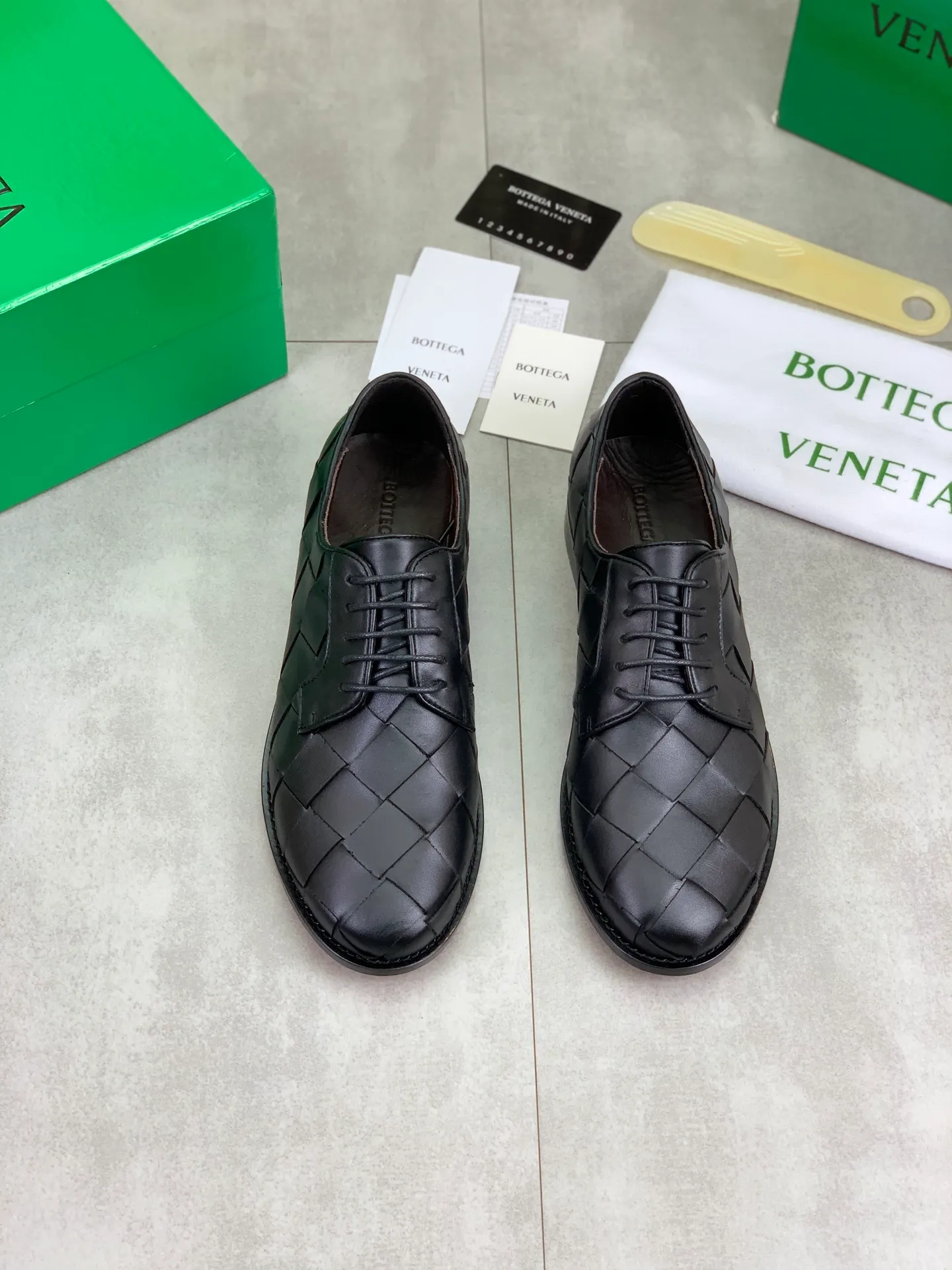 Factory price P860💰Top quality (genuine leather outsole series)💎💎💎 BOTTEGA VENETA official website synchronizes the latest model, top version of the highest version of BV business leather shoes in the market, accept material comparison, shoe type comparison, process comparison, practical and textured, versatile and suitable for any occasion, the more you look at it, the more flavorful it becomes. Pure hand-woven craftsmanship - upper material, imported original hand-woven calfskin - high-quality water-dyed cowhide inside - original private model customized handmade leather outsole -Size: female 35-39 (34 40 customized) male 39-44 (38 45 customized) Comes with original BV green box, complete packaging.